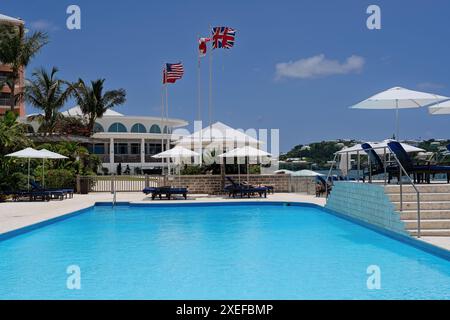 Hamilton, Bermudes — 18 juin 2024. Une photo prise près d'une piscine d'hôtel à Hamilton Bermudes par une journée ensoleillée. Banque D'Images