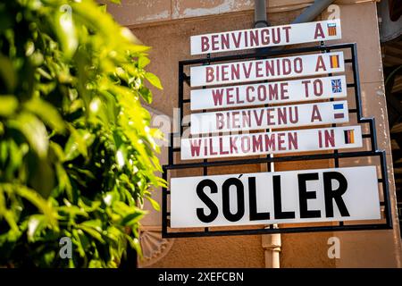 À la gare de Sóller, un panneau de bienvenue en cinq langues (catalan, espagnol, anglais, français, allemand) invite les touristes à explorer la ville de Sóller. Banque D'Images