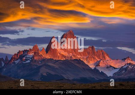 Le Fitz Roy, également connu sous le nom de Cerro Fitzroy ou Cerro ChaltÃ©n, est une montagne de granit de 3406 mètres de haut dans le nord argentin-chilien Banque D'Images