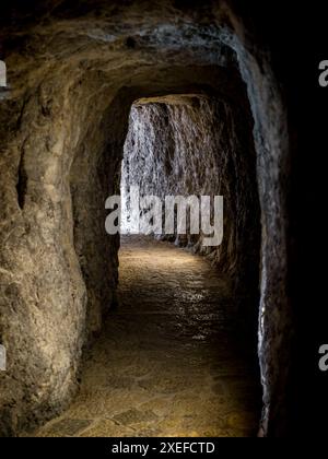 Dans le célèbre tunnel piétonnier de Túnel sa Calobra, un sentier creusé à travers la falaise, reliant sa Calobra au canyon Torrent de Pareis. Banque D'Images