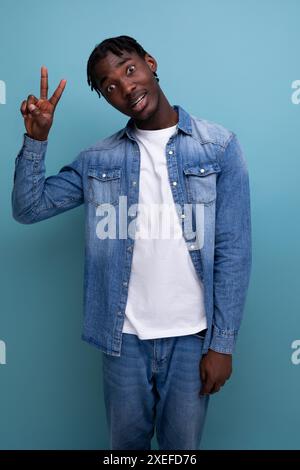 Bel homme africain avec les cheveux bouclés dans la veste en denim Banque D'Images