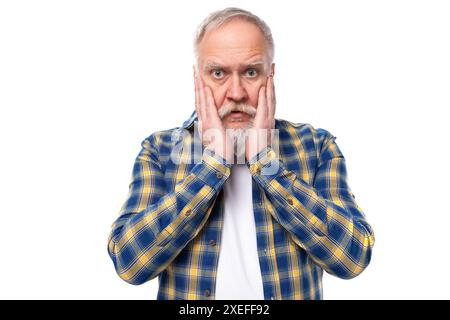 Bel homme âgé des années 50 aux cheveux gris avec une barbe est en train de penser sur un fond blanc Banque D'Images