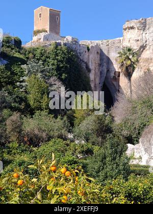 Entrée de la grotte du Cordari, dans la latomie du Paradis à Syracuse, en Sicile Italie. Banque D'Images