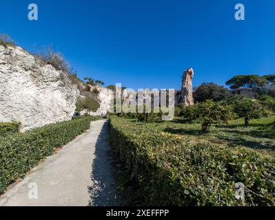 Entrée de la grotte du Cordari, dans la latomie du Paradis à Syracuse, en Sicile Italie. Banque D'Images