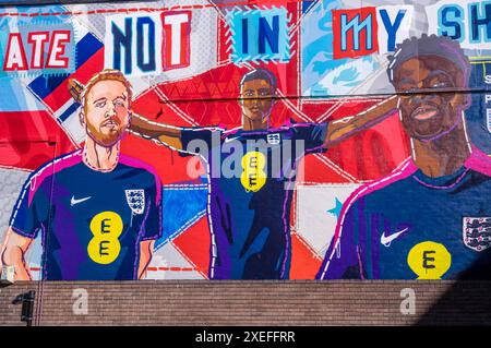 Peinture murale représentant les joueurs du Championnat d'Europe d'Englands de Harry Kane, Marcus Rashford et Bukayo Saka dans la ville de Liverpool. Banque D'Images