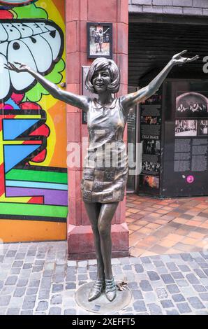 Sculpture Cilla Black dans la Cavern Walk dans Matthew Street, Liverpool Banque D'Images