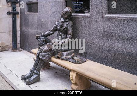 Statue solitaire d'Eleanor Rigby dans le quartier de la grotte de la ville de Liverpool Banque D'Images