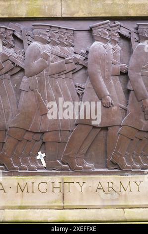 Le cénotaphe de Liverpool se trouve sur le plateau de St George, à l'est de St George's Hall à Liverpool, en Angleterre. Banque D'Images