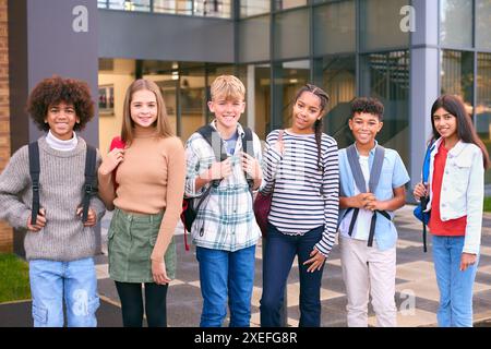 Portrait montrant la classe des élèves du secondaire ou du secondaire debout à l'extérieur du bâtiment de l'école Banque D'Images