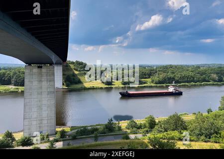 27.06.2024 Blick auf die Brücke über den Nord-Ostsee-Kanal BEI Schafstedt im Landkreis Dithmarschen in Schleswig-Holstein. Die Wasserstraße verbindet die Nordsee mit der Ostsee. IM Jahre 1887 erfolgte die Grundsteinlegung und 1895 die Eröffnung der kleinen Doppelschleuse Brunsbüttel und Holtenau. Die großen Doppelschleusen in Brunsbüttel und Holtenau wurden 1914 eröffnet. Büsum Schleswig-Holstein Deutschland *** 27 06 2024 vue du pont sur le canal de Kiel près de Schafstedt dans le district de Dithmarschen dans le Schleswig Holstein la voie navigable relie la mer du Nord à la mer Baltique Banque D'Images