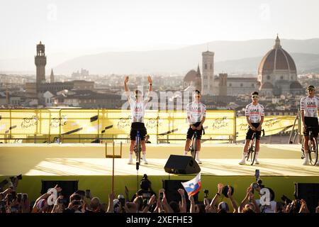 Florence, Italie. 27 juin 2024. POGACAR Tadej (UAE TEAM EMIRATES) lors de la présentation de l'équipe du Tour de France à Piazzale Michelangelo - Sport, cyclisme - Florence, Italie - jeudi 27 juin 2024 (photo Massimo Paolone/LaPresse) crédit : LaPresse/Alamy Live News Banque D'Images