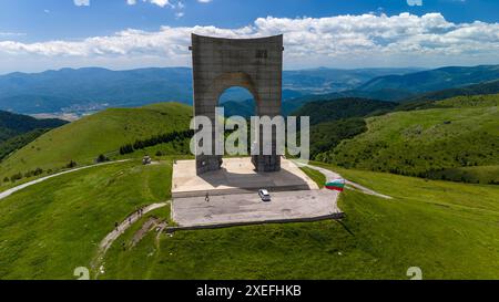 Vue par drone de l'arc du monument de la liberté sur le col Shipka commémorant la bataille victorieuse pour la libération de la domination ottomane Banque D'Images