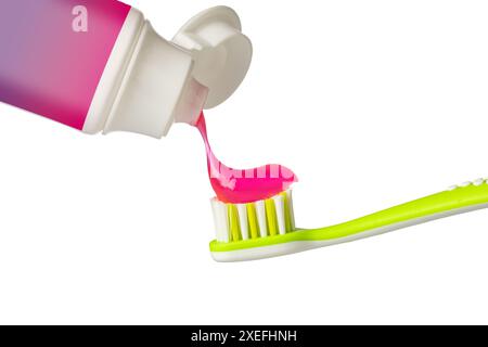 Appliquer de la pâte rose sur la brosse à dents Banque D'Images
