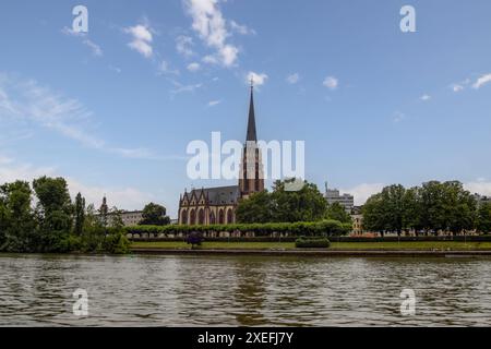 L'église des trois Rois à côté de la rivière main à Francfort, Allemagne Banque D'Images