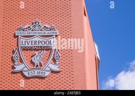 L'écusson du club du Liverpool FC affiché sur le stand principal à Anfield, Liverpool, avec le célèbre motif « You'll Never Walk Alone ». Banque D'Images