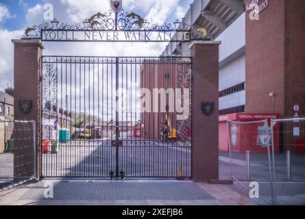 Les portes Bill Shankley avec la chanson bien connue You'll Never Walk Alone Across the top ont été nommées et ouvertes à Anfield en 1982 Banque D'Images