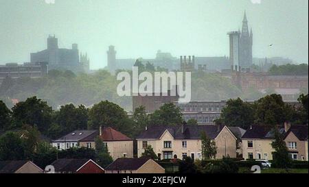 Glasgow, Écosse, Royaume-Uni. 27 juin 2024 : Météo britannique : les vents violents et les pluies torrentielles dans l'extrémité ouest ont vu la visibilité limitée car la ville était cachée derrière un mur de pluie. Crédit Gerard Ferry/Alamy Live News Banque D'Images