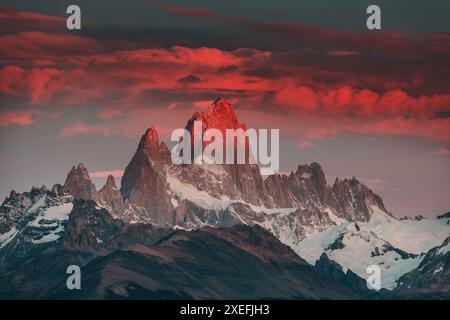 Le Fitz Roy, également connu sous le nom de Cerro Fitzroy ou Cerro ChaltÃ©n, est une montagne de granit de 3406 mètres de haut dans le nord argentin-chilien Banque D'Images