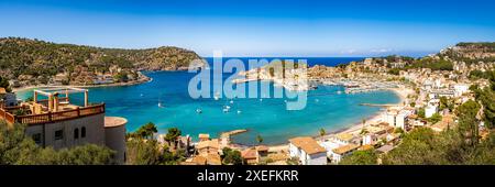 Vue panoramique sur la baie de Port de Sóller par une journée ensoleillée claire, idéal pour les brochures de voyage, soulignant le charme tranquille de cette région. Banque D'Images