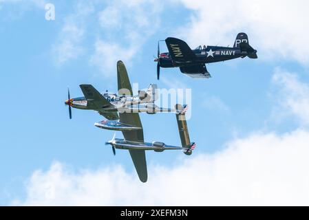 L'équipe Flying Bulls au Sywell Airshow 2024 dans le Northamptonshire, au Royaume-Uni. Lockheed P-38 Lightning, North American P-51 Mustang, Vought F4U avions Corsair Banque D'Images