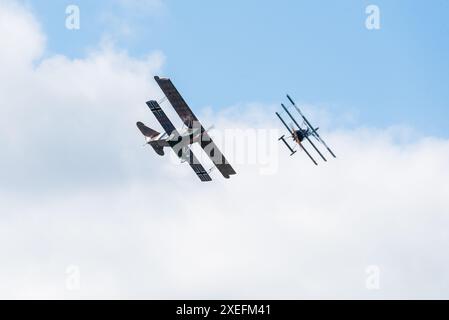 Allemand Fokker Dr.1 volant derrière un Fokker DVII au Sywell Airshow 2024. Première Guerre mondiale, Grande Guerre reproductions du pilote Mikael Carlson Banque D'Images