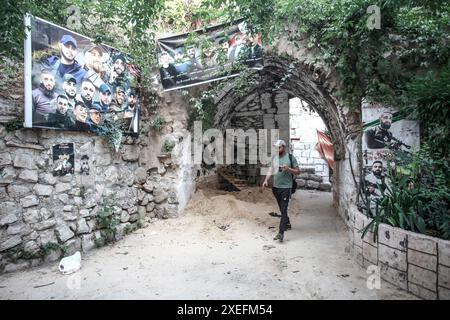 Naplouse, Cisjordanie, Palestine. 27 juin 2024. Un palestinien passe devant une affiche de militants du groupe Lions' Den qui ont été abattus par les forces de sécurité israéliennes, accrochée dans la rue de la vieille ville de Naplouse, en Cisjordanie. (Crédit image : © Nasser Ishtayeh/SOPA images via ZUMA Press Wire) USAGE ÉDITORIAL SEULEMENT! Non destiné à UN USAGE commercial ! Banque D'Images