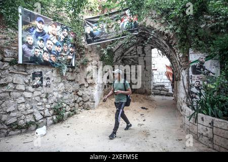 Naplouse, Cisjordanie, Palestine. 27 juin 2024. Un palestinien passe devant une affiche de militants du groupe Lions' Den qui ont été abattus par les forces de sécurité israéliennes, accrochée dans la rue de la vieille ville de Naplouse, en Cisjordanie. (Crédit image : © Nasser Ishtayeh/SOPA images via ZUMA Press Wire) USAGE ÉDITORIAL SEULEMENT! Non destiné à UN USAGE commercial ! Banque D'Images