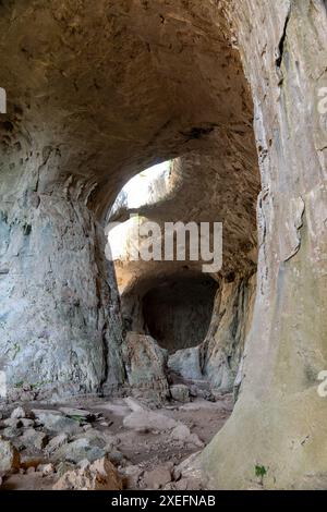 La lumière du soleil illumine un réseau de grottes montrant des couches de roches sédimentaires Banque D'Images