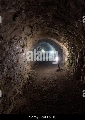 Système de tunnel souterrain étroit éclairant avec une lumière blanche artificielle Banque D'Images