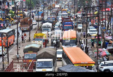 GHAZIABAD, INDE - JUIN 27 : embouteillage dû à la pluie sur la route de Lal Kuan , le 27 juin 2024 à Ghaziabad, Inde. Le Département météorologique indien (IMD) a prédit l'arrivée de la mousson sur de grandes parties du nord-ouest de l'Inde au cours des trois à quatre prochains jours, mais n'a pas précisé de date pour Delhi. La région devrait recevoir des pluies de mousson vers juin 30. (Photo Sakib Ali/Hindustan Times/Sipa USA ) Banque D'Images