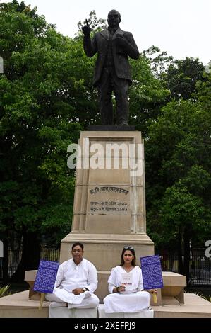 Kolkata, Inde. 27 juin 2024. KOLKATA, INDE - JUIN 27 : deux députés nouvellement élus du Trinamool Congress (TMC) au Bengale occidental, Sayantika Banerjee et Rayat Hossain Sarkar, organisent une manifestation (2ème jour) devant la statue de B R Ambedkar dans les locaux de l'Assemblée après que le gouverneur du Bengale occidental CV Ananda Bose a refusé d'accepter leur demande de prestation de serment dans la salle de l'Assemblée, le 27 juin 2024 à Kolkata, en Inde. (Photo de Samir Jana/Hindustan Times/Sipa USA ) crédit : Sipa USA/Alamy Live News Banque D'Images