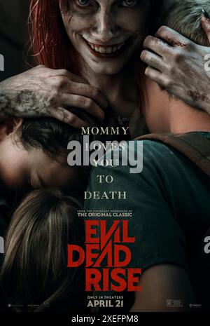 Evil Dead Rise (2023) réalisé par Lee Cronin et mettant en vedette Mirabai Pease, Richard Crouchley et Anna-Maree Thomas. Un conte tordu de deux sœurs éloignées dont les retrouvailles sont coupées par la montée des démons possédant de la chair, les poussant dans une bataille primitive pour la survie alors qu'ils font face à la version la plus cauchemardesque de la famille imaginable. Affiche US One Sheet ***USAGE ÉDITORIAL SEULEMENT***. Crédit : BFA / Warner Bros Banque D'Images