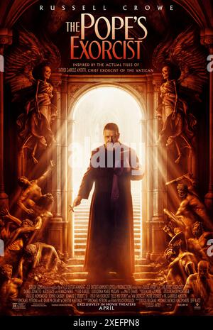 The Pope's Exorcist (2023) réalisé par Julius Avery et mettant en vedette Russell Crowe, Daniel Zovatto et Alexandra Essoe. Basé sur les mémoires de Gabriele Amorth, le principal exorciste du Vatican alors qu'il enquête sur la possession d'un enfant et découvre une conspiration que le Vatican a essayé de garder secrète. Affiche US One Sheet ***USAGE ÉDITORIAL SEULEMENT***. Crédit : BFA / Screen Gems Banque D'Images