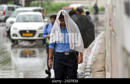 GHAZIABAD, INDE - JUIN 27 : garçons et filles allant sous la pluie avec des parapluies près de National Highway IMS College, le 27 juin 2024 à Ghaziabad, Inde. Le Département météorologique indien (IMD) a prédit l'arrivée de la mousson sur de grandes parties du nord-ouest de l'Inde au cours des trois à quatre prochains jours, mais n'a pas précisé de date pour Delhi. La région devrait recevoir des pluies de mousson vers juin 30. (Photo Sakib Ali/Hindustan Times/Sipa USA ) Banque D'Images