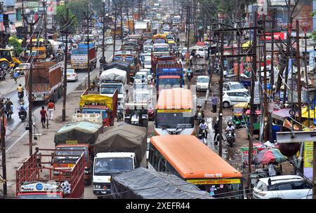 GHAZIABAD, INDE - JUIN 27 : embouteillage dû à la pluie sur la route de Lal Kuan , le 27 juin 2024 à Ghaziabad, Inde. Le Département météorologique indien (IMD) a prédit l'arrivée de la mousson sur de grandes parties du nord-ouest de l'Inde au cours des trois à quatre prochains jours, mais n'a pas précisé de date pour Delhi. La région devrait recevoir des pluies de mousson vers juin 30. (Photo Sakib Ali/Hindustan Times/Sipa USA ) Banque D'Images