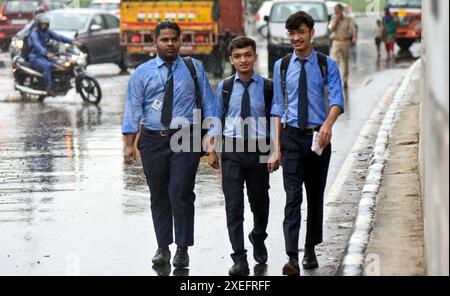 GHAZIABAD, INDE - JUIN 27 : garçons et filles allant sous la pluie avec des parapluies près de National Highway IMS College, le 27 juin 2024 à Ghaziabad, Inde. Le Département météorologique indien (IMD) a prédit l'arrivée de la mousson sur de grandes parties du nord-ouest de l'Inde au cours des trois à quatre prochains jours, mais n'a pas précisé de date pour Delhi. La région devrait recevoir des pluies de mousson vers juin 30. (Photo Sakib Ali/Hindustan Times/Sipa USA ) Banque D'Images