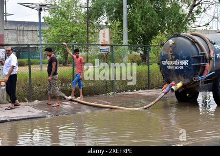 GHAZIABAD, INDE - JUIN 27 : L'engorgement a prévalu à l'intersection majeure de Lal Kuan après une forte vague de pluie, le 27 juin 2024 à Ghaziabad, Inde. Le Département météorologique indien (IMD) a prédit l'arrivée de la mousson sur de grandes parties du nord-ouest de l'Inde au cours des trois à quatre prochains jours, mais n'a pas précisé de date pour Delhi. La région devrait recevoir des pluies de mousson vers juin 30. (Photo Sakib Ali/Hindustan Times/Sipa USA ) Banque D'Images
