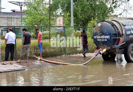 GHAZIABAD, INDE - JUIN 27 : L'engorgement a prévalu à l'intersection majeure de Lal Kuan après une forte vague de pluie, le 27 juin 2024 à Ghaziabad, Inde. Le Département météorologique indien (IMD) a prédit l'arrivée de la mousson sur de grandes parties du nord-ouest de l'Inde au cours des trois à quatre prochains jours, mais n'a pas précisé de date pour Delhi. La région devrait recevoir des pluies de mousson vers juin 30. (Photo Sakib Ali/Hindustan Times/Sipa USA ) Banque D'Images