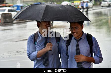 GHAZIABAD, INDE - JUIN 27 : garçons et filles allant sous la pluie avec des parapluies près de National Highway IMS College, le 27 juin 2024 à Ghaziabad, Inde. Le Département météorologique indien (IMD) a prédit l'arrivée de la mousson sur de grandes parties du nord-ouest de l'Inde au cours des trois à quatre prochains jours, mais n'a pas précisé de date pour Delhi. La région devrait recevoir des pluies de mousson vers juin 30. (Photo Sakib Ali/Hindustan Times/Sipa USA ) Banque D'Images