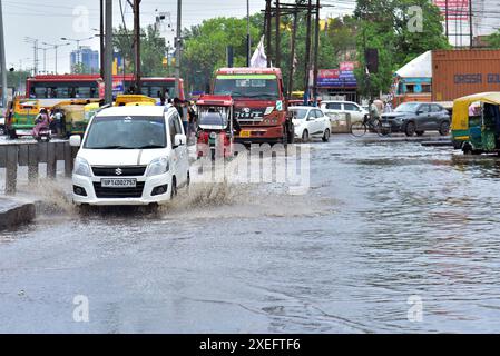 GHAZIABAD, INDE - JUIN 27 : L'engorgement a prévalu à l'intersection majeure de Lal Kuan après une forte vague de pluie, le 27 juin 2024 à Ghaziabad, Inde. Le Département météorologique indien (IMD) a prédit l'arrivée de la mousson sur de grandes parties du nord-ouest de l'Inde au cours des trois à quatre prochains jours, mais n'a pas précisé de date pour Delhi. La région devrait recevoir des pluies de mousson vers juin 30. (Photo Sakib Ali/Hindustan Times/Sipa USA ) Banque D'Images