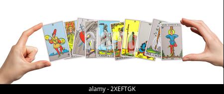 Carte Tarot isolée sur blanc. Main tenant la pâte à tartiner à l'arcane. Dire la fortune, lire le taro. Ésotérique, prédiction mystique, magie. Astrologie, divination, Banque D'Images