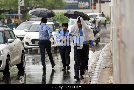GHAZIABAD, INDE - JUIN 27 : garçons et filles allant sous la pluie avec des parapluies près de National Highway IMS College, le 27 juin 2024 à Ghaziabad, Inde. Le Département météorologique indien (IMD) a prédit l'arrivée de la mousson sur de grandes parties du nord-ouest de l'Inde au cours des trois à quatre prochains jours, mais n'a pas précisé de date pour Delhi. La région devrait recevoir des pluies de mousson vers juin 30. (Photo Sakib Ali/Hindustan Times/Sipa USA ) Banque D'Images