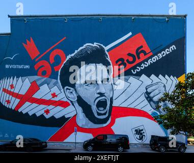 Le footballeur star de géorgie khvicha kvaratskhelia célèbre sur une grande murale d'art de rue sur le mur de l'université de Batoumi Banque D'Images