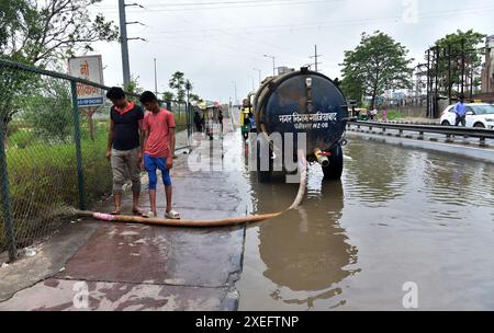 GHAZIABAD, INDE - JUIN 27 : L'engorgement a prévalu à l'intersection majeure de Lal Kuan après une forte vague de pluie, le 27 juin 2024 à Ghaziabad, Inde. Le Département météorologique indien (IMD) a prédit l'arrivée de la mousson sur de grandes parties du nord-ouest de l'Inde au cours des trois à quatre prochains jours, mais n'a pas précisé de date pour Delhi. La région devrait recevoir des pluies de mousson vers juin 30. (Photo Sakib Ali/Hindustan Times/Sipa USA ) Banque D'Images