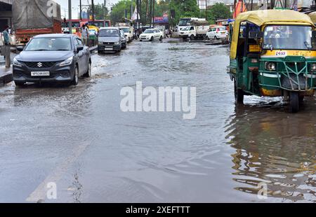 GHAZIABAD, INDE - JUIN 27 : L'engorgement a prévalu à l'intersection majeure de Lal Kuan après une forte vague de pluie, le 27 juin 2024 à Ghaziabad, Inde. Le Département météorologique indien (IMD) a prédit l'arrivée de la mousson sur de grandes parties du nord-ouest de l'Inde au cours des trois à quatre prochains jours, mais n'a pas précisé de date pour Delhi. La région devrait recevoir des pluies de mousson vers juin 30. (Photo Sakib Ali/Hindustan Times/Sipa USA ) Banque D'Images
