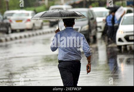 GHAZIABAD, INDE - JUIN 27 : garçons et filles allant sous la pluie avec des parapluies près de National Highway IMS College, le 27 juin 2024 à Ghaziabad, Inde. Le Département météorologique indien (IMD) a prédit l'arrivée de la mousson sur de grandes parties du nord-ouest de l'Inde au cours des trois à quatre prochains jours, mais n'a pas précisé de date pour Delhi. La région devrait recevoir des pluies de mousson vers juin 30. (Photo Sakib Ali/Hindustan Times/Sipa USA ) Banque D'Images