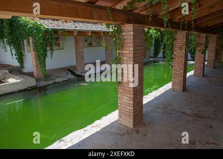 Bâtiment de blanchisserie à main ouverte d'Alange, Badajoz, Estrémadure, Espagne. Bâtiments de service historiques Banque D'Images