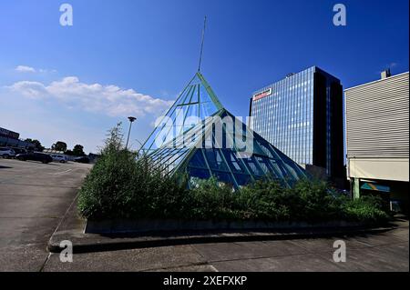 DAS Rhein Ruhr Zentrum RRZ ,Einkaufszentrum EKZ ,Shoppingcenter,Karstadt Arkaden War BEI seiner Eröffnung im Jahre 1973 eines der ersten überdachten Einkaufszentren in Deutschland und verfügt heute über rund 140,000 Quadratmeter Fläche. DAS in die Jahre gekommene Einkaufzentrum soll modernisiert und radikal umgebaut werden,die Kosten liegen BEI ungefähr 180 Milionen Euro. Auch eine GALERIA Karstadt Kaufhof filiale befindet sich im Rhein Ruhr Zentrum. DAS Rhein Ruhr Zentrum RRZ ist in Mülheim an der Ruhr ansässig,Stadt im Ruhrgebiet im Bundesland Nordrhein-Westfalen NRW ,Deutschland,fotografi Banque D'Images