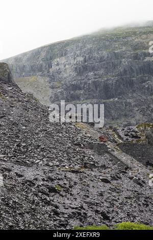 Pointes de gravats dans le paysage montagneux des carrières d'ardoise de Dinorwig à Gwynedd, au nord du pays de Galles, fermées en 1969 en raison de la concurrence à l'étranger Banque D'Images