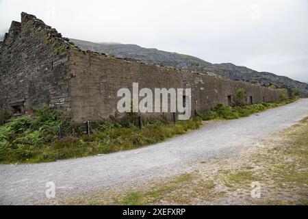 Les ruines extérieures du bâtiment no 3 des usines d'ardoise d'Ardal ont ouvert en 1927 et ont servi à la préparation des ardoises de toiture de la carrière d'ardoise de Dinorwig, dans le nord du pays de Galles Banque D'Images